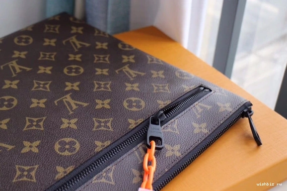 WIS VUITTON CHANELUTCH LOUIS 1208